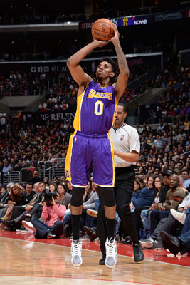 LNG Esports 多人游戏处于低迷状态，SeTab Victor 在团战中贡献了爆炸性的 AOE 伤害， ThunderTalk Gaming 取得了赛点